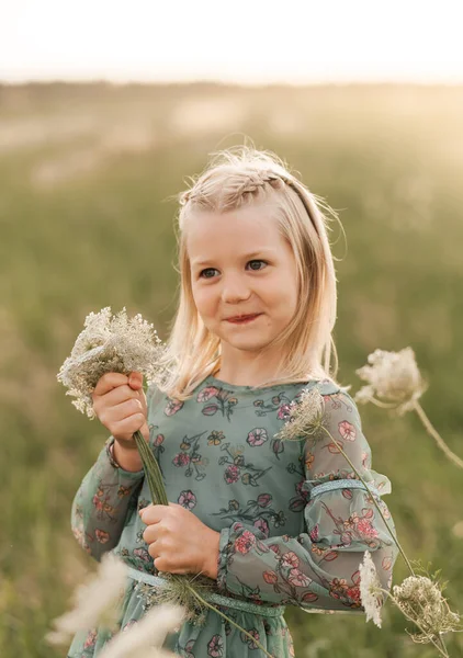 Positief Charmant Klein Meisje Genieten Van Zomer Zonnige Dag Expressie — Stockfoto