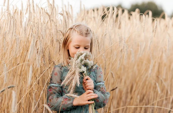 Niña Encantadora Positiva Disfrutando Del Día Soleado Verano Emociones Expresión — Foto de Stock