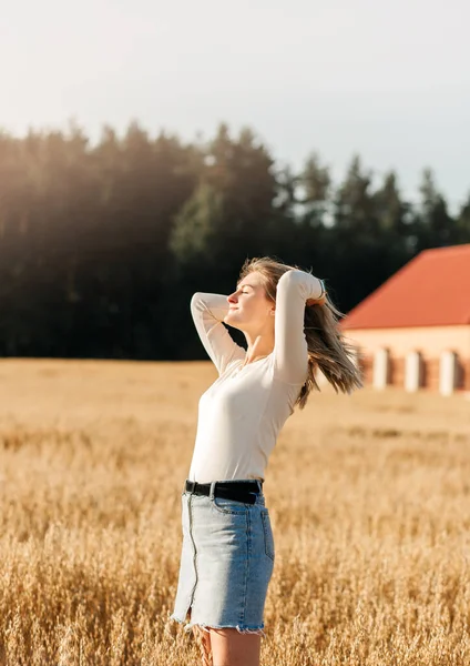 Una Joven Hermosa Con Falda Mezclilla Camina Por Campo Trigo — Foto de Stock