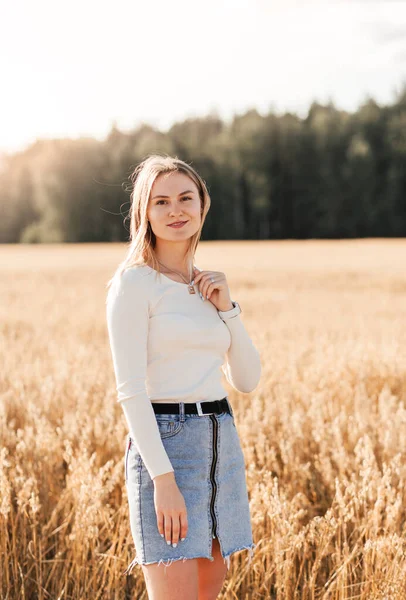 Una Joven Hermosa Con Falda Mezclilla Camina Por Campo Trigo — Foto de Stock