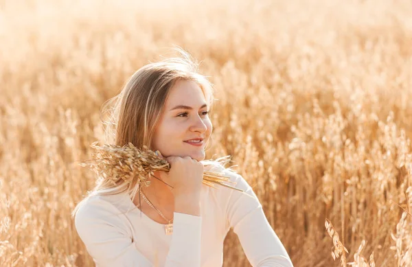 Young Beautiful Girl Denim Skirt Walks Wheat Field Sunny Day — Stock Photo, Image