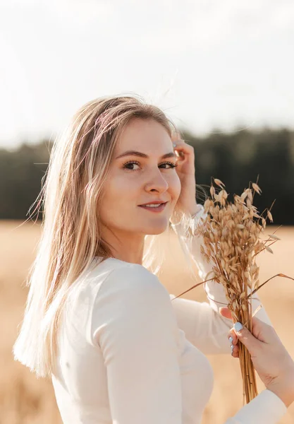 Kot Etekli Güzel Bir Kız Güneşli Bir Günde Buğday Tarlasında — Stok fotoğraf