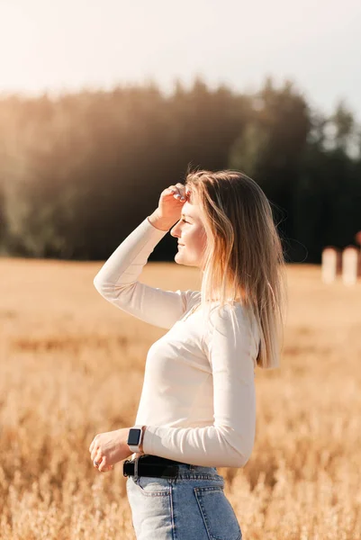 Una Joven Hermosa Con Falda Mezclilla Camina Por Campo Trigo — Foto de Stock