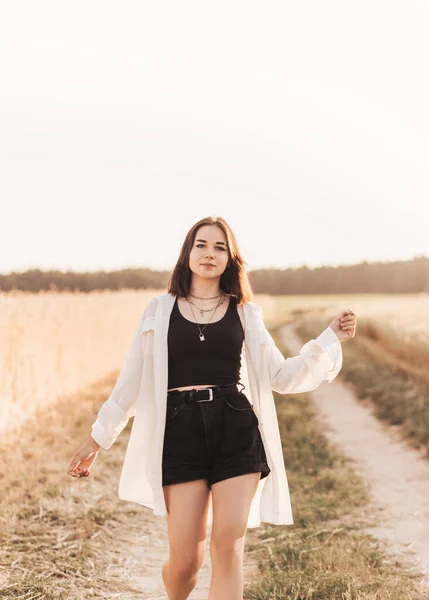 Tiener Meisje Loopt Alleen Natuur Zomer Schoolmeisje Met Zwart Haar — Stockfoto