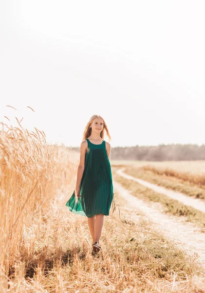 Güneşli Bir Günde Buğday Tarlasında Yürüyen Uzun Beyaz Saçlı Güzel — Stok fotoğraf