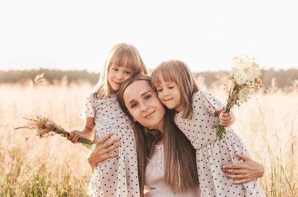 Mom Two Twin Girls Playing Nature Summer — Stock Photo, Image