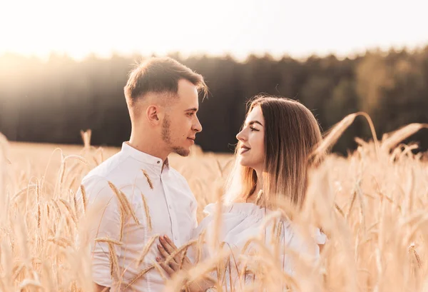 Mladý Pár Muž Žena Objetí Něhou Přírodě Létě Milenci — Stock fotografie