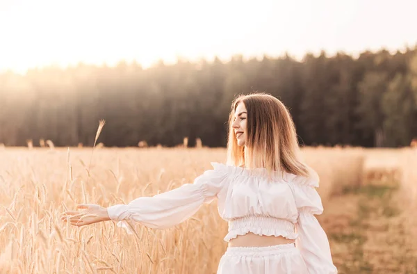 Genç Güzel Bir Kadın Beyaz Giysiler Içinde Buğday Tarlasında Yürüyor — Stok fotoğraf