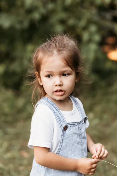 Positiv Charmig Liten Flicka Njuter Sommaren Solig Dag Uttryck Känslor — Stockfoto