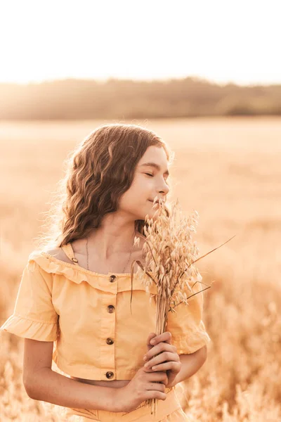 Beautiful Teenage Girl Long Hair Walking Wheat Field Sunny Day — Stock Photo, Image