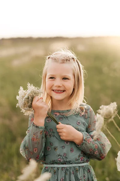 Niña Encantadora Positiva Disfrutando Del Día Soleado Verano Emociones Expresión — Foto de Stock