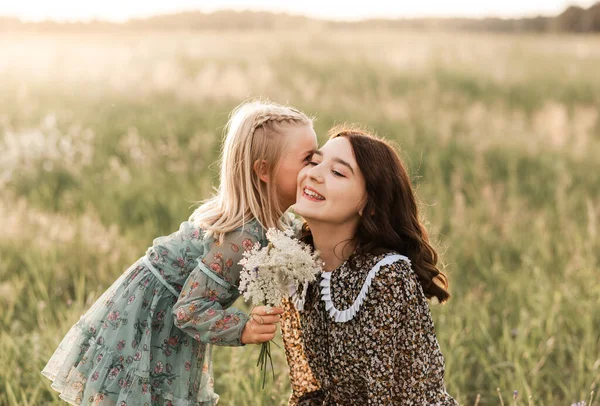 Older Younger Sisters Walk Together Nature Summer Sister Hugs Soothes — Stock Photo, Image