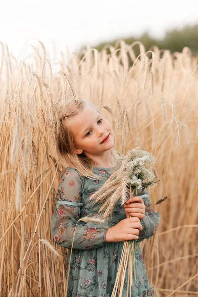 Позитивна Чарівна Маленька Дівчинка Насолоджується Літнім Сонячним Днем Виражає Емоції — стокове фото
