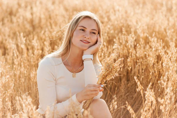 Kot Etekli Güzel Bir Kız Güneşli Bir Günde Buğday Tarlasında — Stok fotoğraf