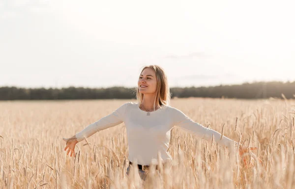 Una Joven Hermosa Con Falda Mezclilla Camina Por Campo Trigo — Foto de Stock