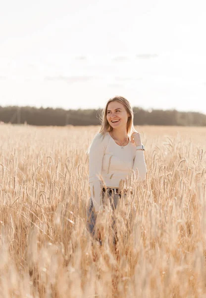 Una Joven Hermosa Con Falda Mezclilla Camina Por Campo Trigo — Foto de Stock