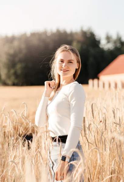 Una Joven Hermosa Con Falda Mezclilla Camina Por Campo Trigo — Foto de Stock