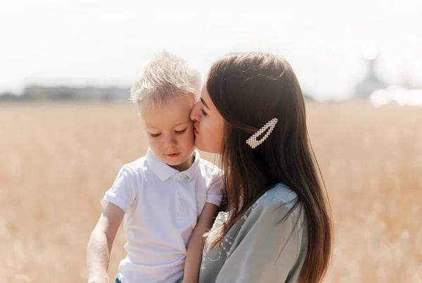 Young Beautiful Mother Holds Her Young Son Her Arms Plays — Stock Photo, Image