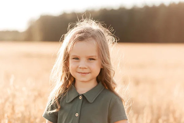 Mooi Klein Meisje Met Lang Haar Wandelend Door Een Tarweveld — Stockfoto