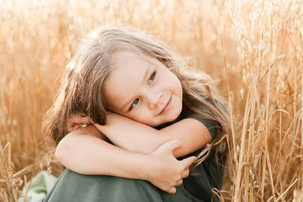 Mooi Klein Meisje Met Lang Haar Wandelend Door Een Tarweveld — Stockfoto