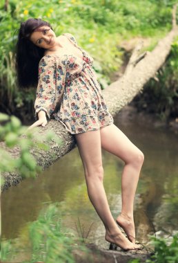 Genç güzel kız nehir kıyısında