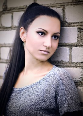 Beton duvar arka plan üzerinde dalgın genç kız