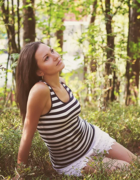 Nadenkend meisje in een zomer forest — Stockfoto