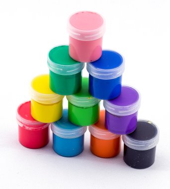 Beyaz bir arka plan üzerinde renkli boya ile kavanoz