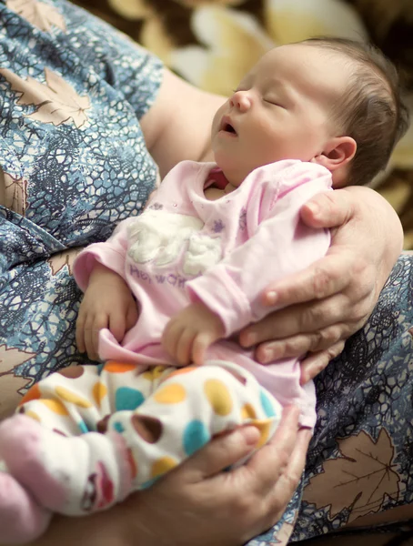 Bebé durmiendo en los brazos de la abuela —  Fotos de Stock