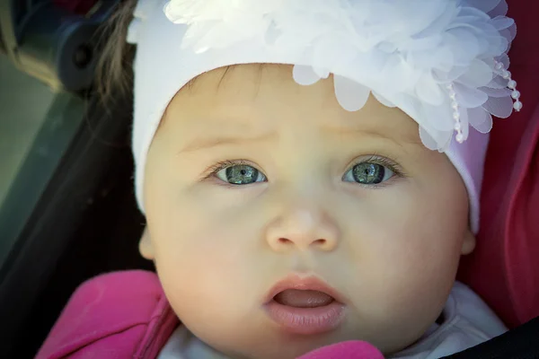 Retrato de una niña pequeña con lazo blanco —  Fotos de Stock