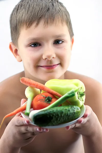 Portret chłopca z płytką ze świeżych warzyw — Zdjęcie stockowe