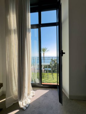 Castle Hill 'in tepesinden Old Nice manzarası. Cte dAzur boyunca bir yolculuk