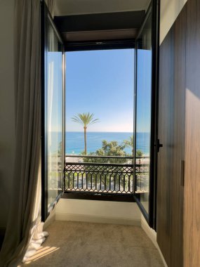 Castle Hill 'in tepesinden Old Nice manzarası. Cte dAzur boyunca bir yolculuk