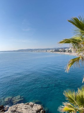 Castle Hill 'in tepesinden Old Nice manzarası. Cte dAzur boyunca bir yolculuk