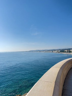 Castle Hill 'in tepesinden Old Nice manzarası. Cte dAzur boyunca bir yolculuk