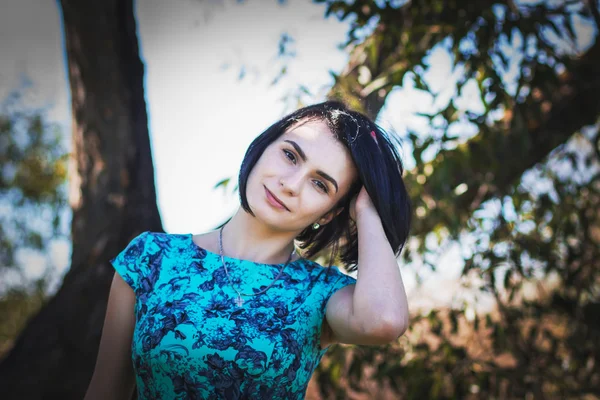 Portret van een mooi jong meisje op de natuur — Stockfoto