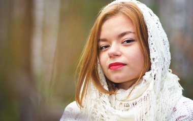 beyaz kaşkollu genç güzel kız