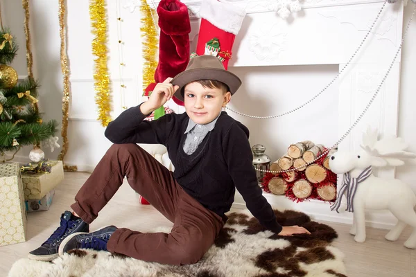 Портрет симпатичного хлопчика навколо різдвяного каміна — стокове фото