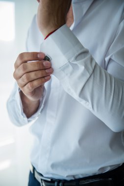 kol düğmesi kadar düğmelerini adam