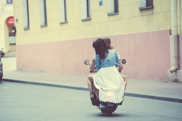 Mann und Frau auf einem Motorroller — Stockfoto