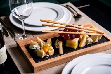 Çeşitli peynir ve şarap