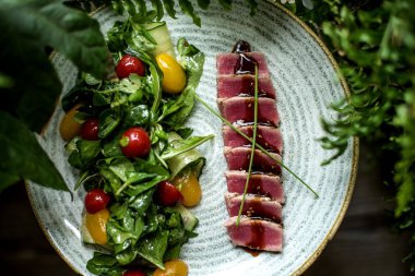 Ton balığı dilimleri bir plaka üzerinde