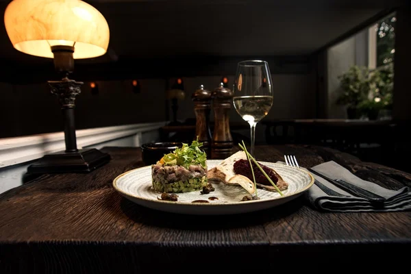 Salmón tártaro en un plato — Foto de Stock