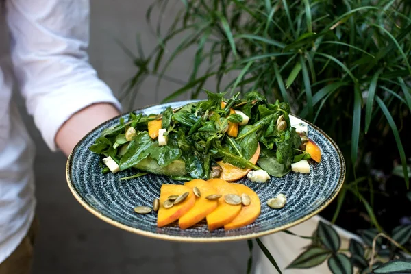 Salada com pêssego e ervas frescas — Fotografia de Stock
