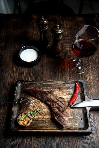 Steak auf einem Holzbrett — Stockfoto