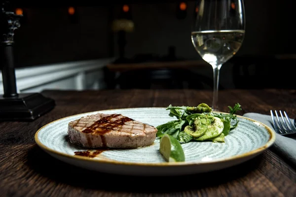 ワインと白皿の上のマグロ ステーキ — ストック写真