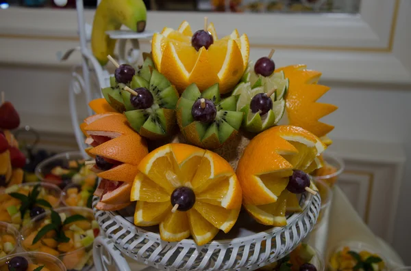 Hermoso arreglo de frutas para boda —  Fotos de Stock