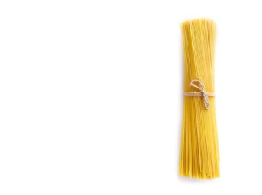 Beyaz arka planda izole edilmiş halatla bağlanmış çiğ spagetti demeti. Üst Manzara. Boşluğu kopyala.