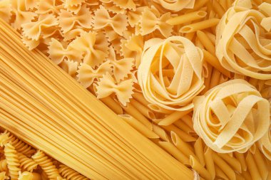 Çeşitli çiğ İtalyan makarna arka planı. Üst görünüm.