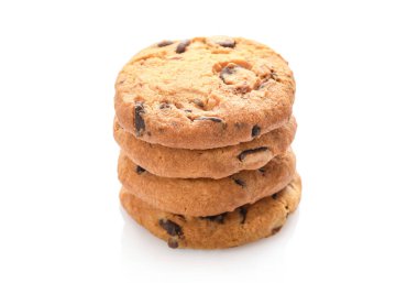 Beyaz arka planda izole edilmiş çikolata parçacıklı kurabiyeler.